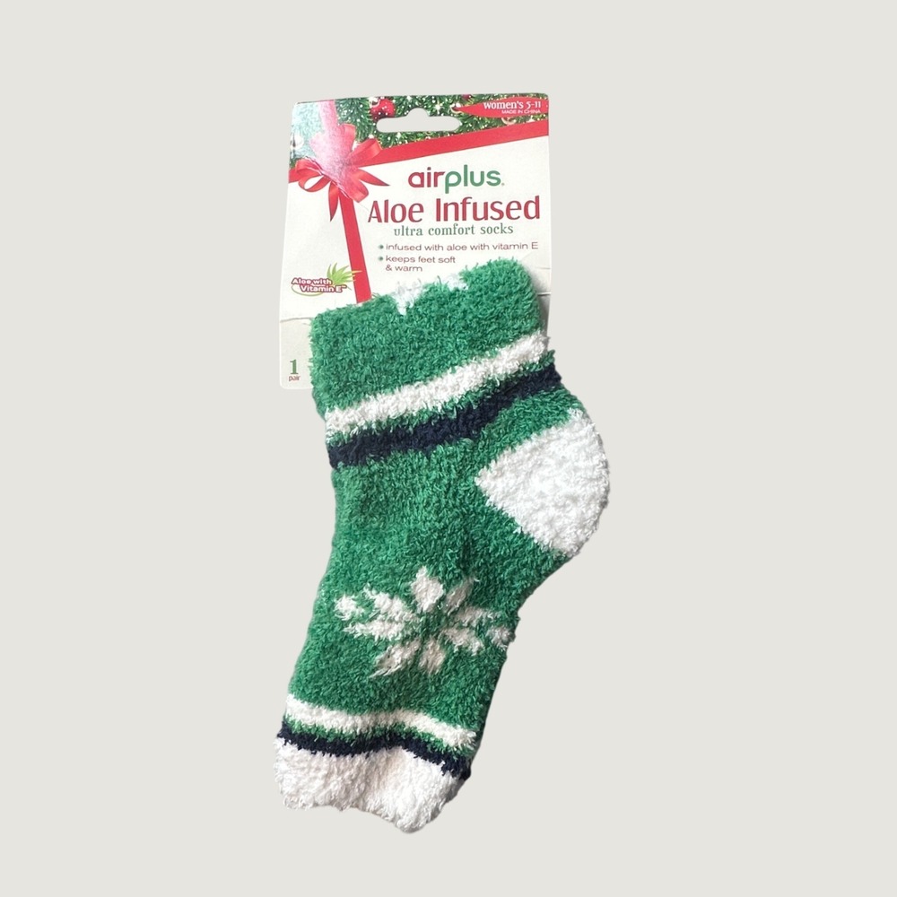 Airplus Socks Womens 5-11 Green Aloe Infused Ultra Comfort Snowflake Fuzzy Crew